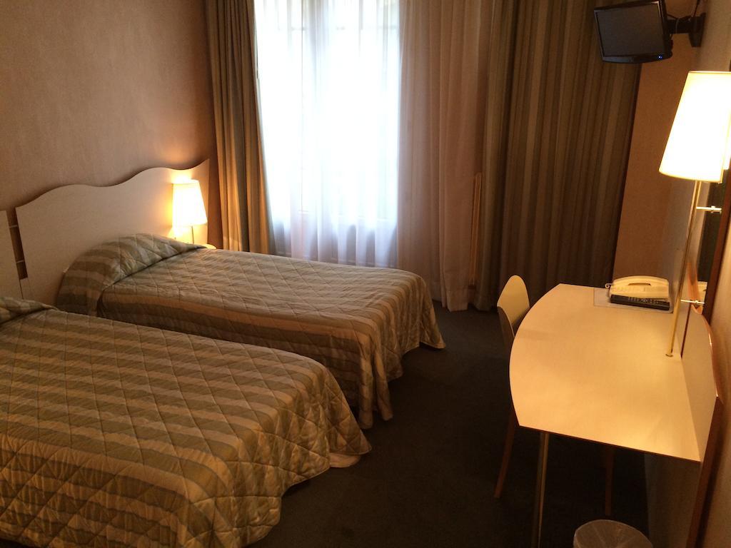 Hotel Eiffel Blomet Parigi